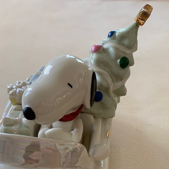 Lenox Holiday Snoopy Car Figurine with Gold Accents - Picture 14 of 16